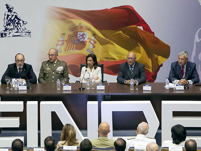 La Ministra de Defensa destaca la importancia de una industria de Defensa a medio y largo plazo en la inauguración de FEINDEF