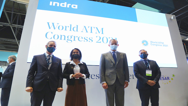 Su Majestad el Rey Felipe VI visita el stand de Indra en el World ATM Congress