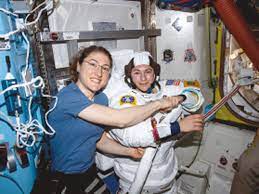 Histórica caminata espacial de la NASA solo de astronautas mujeres