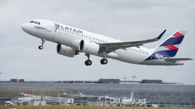 LATAM Airlines actualizará más de 200 aviones de la familia A320 con la función de optimización del perfil de descenso de Airbus para ahorrar combustible