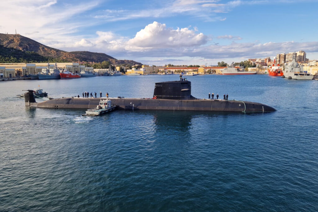 El submarino S-82 ‘Narciso Monturiol’ toca el agua y se prepara para la fase de pruebas
