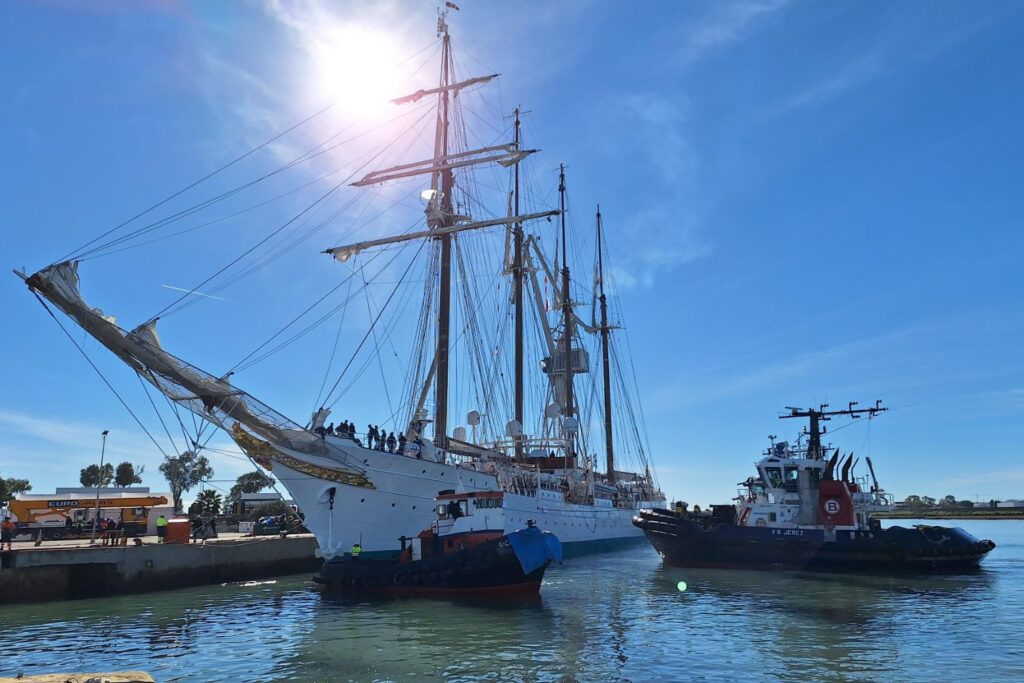 El buque escuela de la Armada ‘Juan Sebastián de Elcano’ sale a pruebas de mar tras su varada anual en Navantia San Fernando